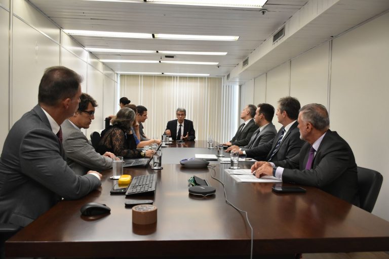 Foto da mesa de reuniõers do encontro. Na ocasião, o presidente do TRF2 abriu a reunião falando sobre as boas práticas de gestão