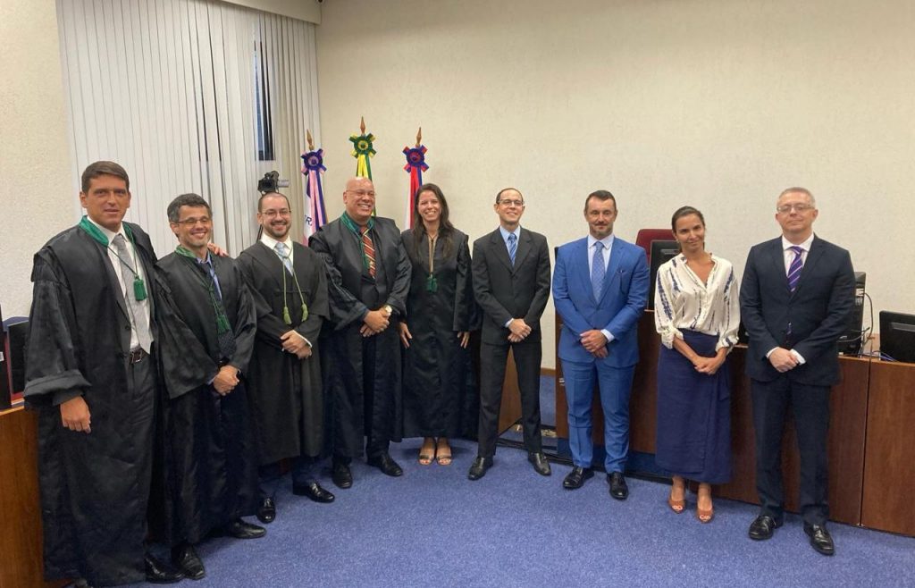 Foto posada no qual o diretor do foro, juiz federal Rogerio Moreira Alves (6º, a partir da esq.) foi cumprimentar os desembargadores e juízes federais da TRU e a corregedora regional da 2ª Região.